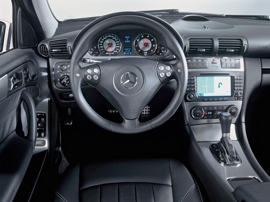 Интерьер Mercedes-Benz C55 AMG 2005 года  (фото 6 из 37)